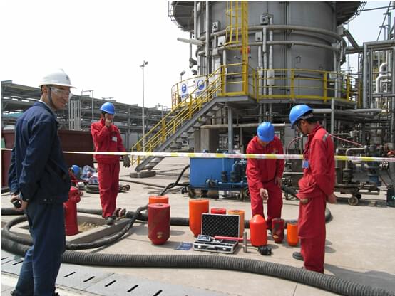 青潔能Pig清洗現(xiàn)場及設備（圖中年長者為個公司總工韓泰清高工）