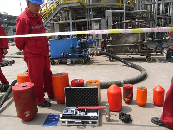 青潔能Pig清洗現(xiàn)場及設備（圖中年長者為個公司總工韓泰清高工）